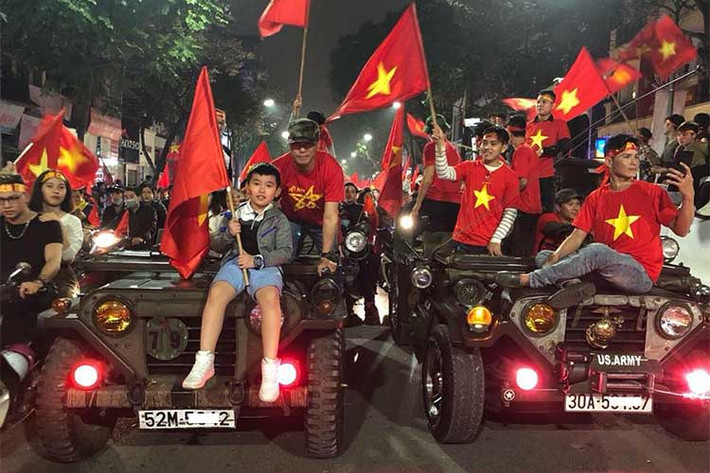 Những chiếc Jeep thời chiến trang trí cờ hoa xuất hiện trên đường phố Hà Nội. Xe với ưu điểm mui trần, rất thích hợp cho không khí ăn mừng.