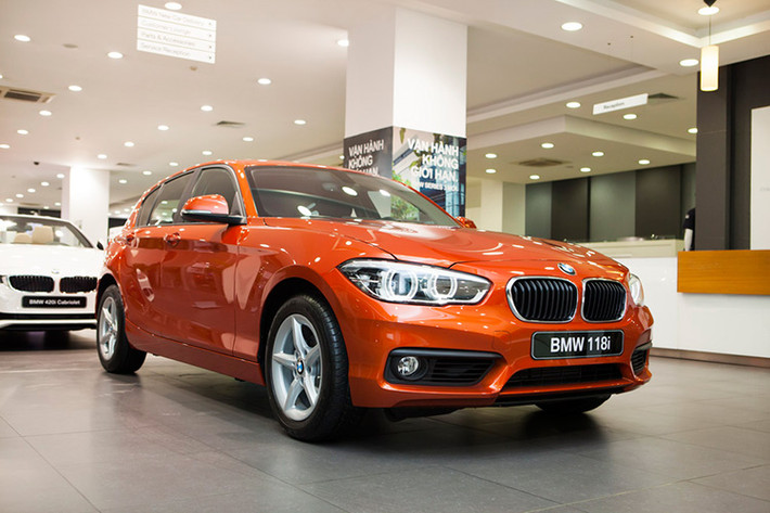 BMW 1-Series 2016 được thay đổi về ngoại hình bắt mắt hơn. Kiểu đèn pha “mắt búp bê” (googly) đã không còn, thay vào đó là đèn pha mới mang thiết kế góc cạnh hơn, hạ thấp. Bên cạnh đó, mí đèn mạ Chrome còn góp phần tạo nên sự tinh tế và là điểm nhấn cho cụm đèn chiếu sáng.
