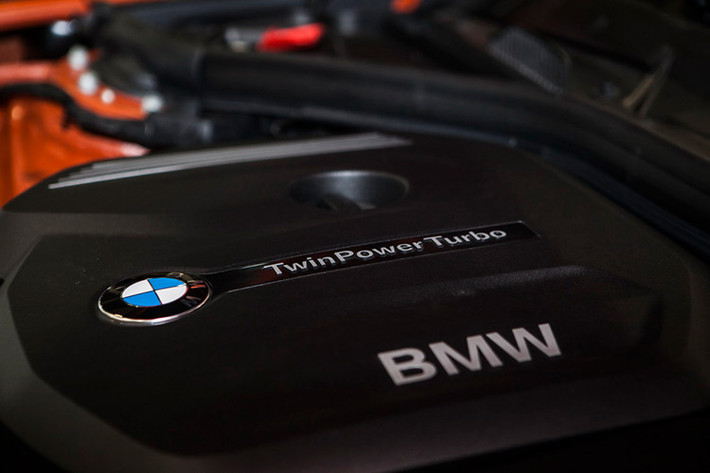 Việc thay đổi cấu hình có thể là động thái của Euro Auto nhằm giúp khách hàng tiếp cận với những công nghệ mới nhất, trong bối cảnh 1-Series ở Việt Nam chỉ được phân phối duy nhất bản 118i. Hiện tại, BMW 1-Series 2016, cấu hình 118i đã có mặt tại các đại lý Euro Auto trên toàn quốc với mức giá 1.299.000.000 đồng.
