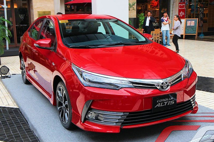 Các phiên bản có thêm chế độ Sport – Thể thao (ngoại trừ bản 1.8MT), nhưng với thông số động cơ trên thì chế độ này không mang lại quá nhiều sự khác biệt về cảm giác lái. Toyota Corolla Altis phiên bản 2.0V 2018 hiện tại đang được bán ra tại Việt Nam với giá khoảng 925 triệu đồng.
