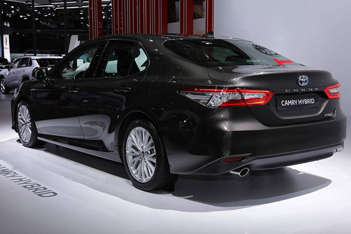 Xe sở hữu động cơ hybrid 2.5 L, hộp số tự động 8 cấp hoặc hộp số CVT điện tử (eCVT). Động cơ này cho phép xe sản sinh công suất 215 mã lực và mô men xoắn cực đại 221 Nm. Sức mạnh này giúp nó tăng tốc từ 0-100 km/h chỉ trong 8,3 giây và đạt tốc độ cực đại lên đến 180 km/h. Không chỉ mạnh mẽ, nó còn thân thiện với môi trường khi có chỉ số tiêu thụ nhiên liệu khoảng 4,2 L/100 km và mức phát thải CO2 98 g/km.