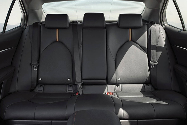 Camry sở hữu hệ thống an toàn Toyota Safety Sense như là trang bị tiêu chuẩn. Hệ thống này bao gồm: kiểm soát hành trình thích ứng, đèn chiếu sáng thông minh hỗ trợ theo góc lái, cảnh báo lệch làn đường, nhận diện biển báo và cảnh báo va chạm phía trước với hệ thống phát hiện người sang đường. Bên cạnh đó, xe còn được trang bị màn hình cảnh báo điểm mù và cảnh báo va chạm phía sau.