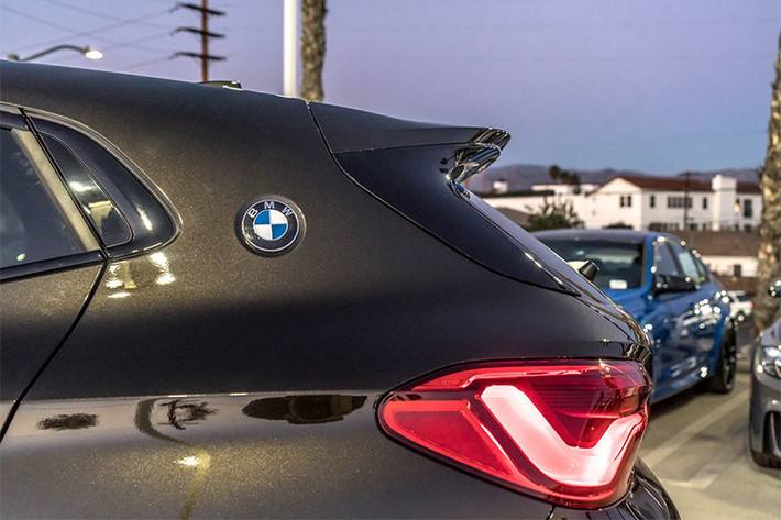 Tổng thể, BMW X2 mới được nhấn nhá thêm bởi kính chắn gió thể thao phía trước, những tấm kính cửa sổ nhỏ gọn quanh xe, mui xe dốc nhẹ về phía sau và kết thúc bằng cánh lướt gió gắn trên nắp cốp. Đuôi xe với các điểm nhấn nhá mang hơi hướng các đàn anh trong dòng X series.