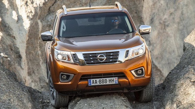 Nissan Navara NP300 phiên bản Châu Âu được trang bị động cơ 2.3L dCi diesel mới, tiết kiệm nhiên liệu hơn 24% so với thế hệ trước.