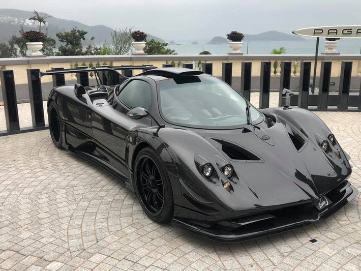 Pagani Zonda King, rất ít ai biết sự tồn tại của mẫu xe này. Chữ King chỉ khiến giới mê xe nghĩ đến Pagani Huayra The King độc nhất vô nhị của một đại gia Mỹ. Đây là cách chơi xe kính tiếng của nhà giàu Hương Cảng. Ngoại thất của Pagani Zonda King phủ sợi carbon trần nam tính.