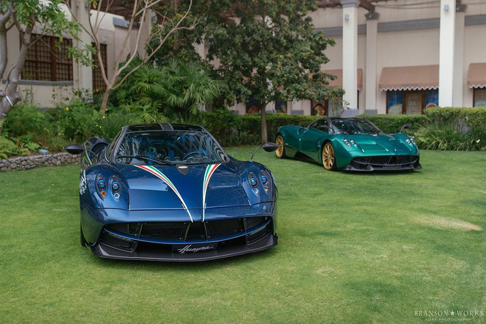 Đỗ kế bên Pagani Huayra Coupe xanh lam là 1 chiếc Pagani Huayra Coupe khác mang màu sơn xanh carbon. Nhưng đây là 1 trong 3 chiếc Pagani Huayra thuộc phiên bản Dinastia hay còn gọi là bản rồng.
