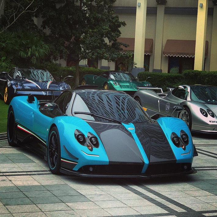 Nếu ai đó chê 3 chiếc Pagani Zonda Tricolore là sản xuất quá nhiều, đại gia Hồng Kông hiện đang sở hữu 1 chiếc Zonda hàng thửa mang tên gọi đầy đủ là Pagani Zonda Uno. Chiếc xe này vốn do đội thiết kế Pagani Tricolore thực hiện vào tháng 5/2010 cho một thành viên của gia đình hoàng tộc Al-Thani đến từ Qatar.