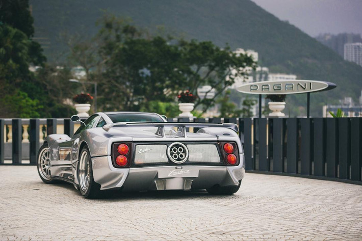 Nguyên mẫu của 1 chiếc Pagani Zonda S mang màu sơn bạc. Ngoài a, tại đây còn xuất hiện 5 chiếc Pagani Zonda Tricolore chỉ có 3 chiếc được sản xuất mang màu xanh carbo và Zonda Uno màu xanh ngọc cực hiếm.