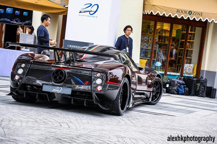 Pagani Zonda Fantasma Evo ban đầu chỉ có tên ngắn gọn là Pagani Zonda Fantasma, tuy nhiên, sau khi gặp nạn vào năm 2012 và mất 5 năm sửa chữa, mẫu xe này tái xuất đã thêm chữ Evo vào đằng sau. Sau đó, đại gia Hồng Kông còn yêu cầu hãng Pagani độ thêm sợi carbon, hộp số sàn và công suất lên 760 mã lực