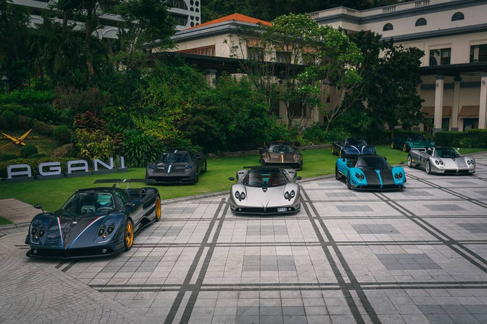 Đội hình 4 chiếc Pagani Zonda xếp hàng trước và 4 chiếc Pagani Huayra xếp phía sau. Đáng chú ý là chiếc Pagani Huayra Coupe mang màu sơn vô cùng độc đáo là xanh lam rất cá tính. Trên thế giới chỉ có 100 chiếc Pagani Huayra Coupe được sản xuất