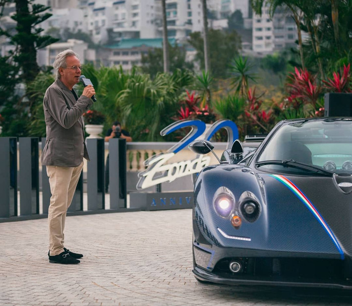 Ngoài ra, số lượng xe Pagani góp mặt còn có 2 chiếc Zonda, 3 chiếc Huyara, trong đó 1 chiếc mang màu sơn xanh lam rất cá tính đi kèm gói độ chính hãng Pacchetto Tempesta hơn 4 tỷ đồng. Tuy nhiên, tâm điểm của mọi sự chú ý lại đến từ cực phẩm Pagani Zonda HP Barchetta chỉ có 3 chiếc sản xuất và giá bán hơn 340 tỷ đồng.