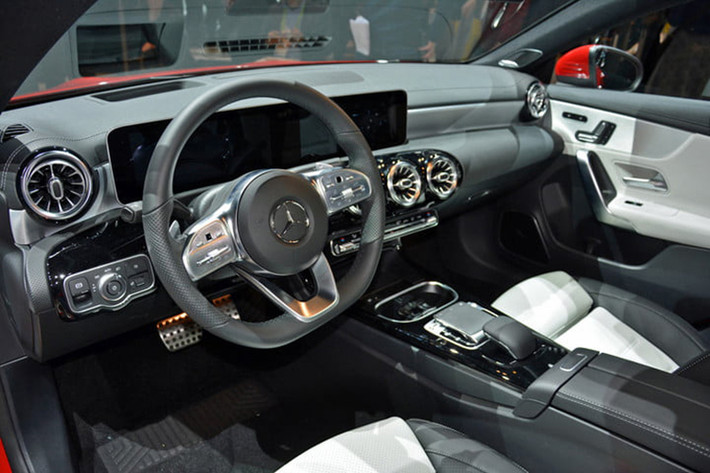 Nội thất của CLA Coupe thế hệ mới đem đến sự bứt phá về thiết kế và độ sang trọng. Thiết kế nội thất và công nghệ trên CLA thế hệ mới cũng được áp dụng công nghệ là MBUX – Mercedes-Benz User Experience. Điểm độc đáo của hệ thống đa phương tiện này là khả năng nghiên cứu học hỏi nhờ vào “trí tuệ nhân tạo” – AI.