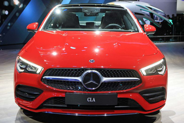 CLA mới vẫn thừa hưởng những đặc tính tối ưu đó với hệ số cản khí động Cd 0.23. Hãng xe sang Mercedes-Benz cũng trang bị cho CLA mới tùy chọn hệ thống đèn pha MULTIBEAM LED – đèn pha thông minh giúp tối ưu tầm quan sát cho người lái trong đêm tối và còn chủ động thay đổi thích ứng với tình huống giao thông, tránh lóa mắt.
