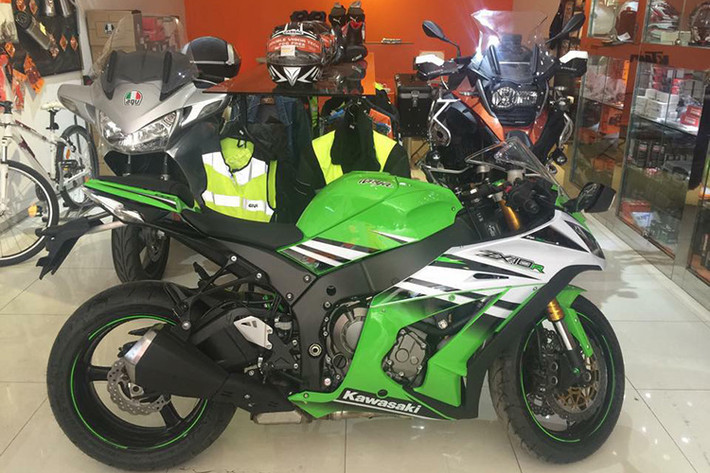 Kawasaki đã chính thức có mặt tại thị trường Việt Nam trong tháng 5/2015 vừa qua với những mẫu xe đình đám nhất. Mẫu Ninja ZX-10R phiên bản mới nhất tại Việt Nam hiện có giá 549 triệu đồng tại các đại lý chính hãng của Kawasaki.