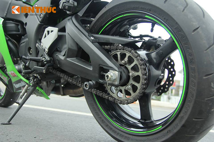 Xe sở hữu bình xăng dung ích 17 lít. Động cơ 998 phân khối, làm mát bằng dung dịch cho công suất tối đa 197 mã lực, đi kèm hộp số 6 cấp.