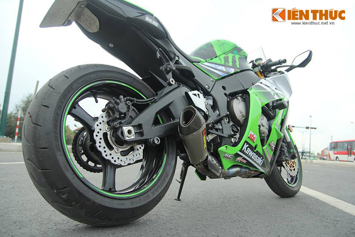 ZX-10R 2015 sử dụng hệ thống khung sườn nhôm, hệ thống trợ lực điện được sản xuất bởi sự hợp tác giữa Kawasaki và Ohlins.