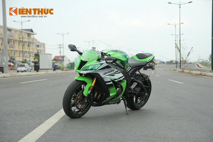 Kawasaki ZX-10R phiên bản đặc biệt kỷ niệm 30 năm ra đời dòng xe Ninja đã chính thức có mặt tại Việt Nam thông qua các nhà phân phối chính thức vào tháng 5/2015 vừa qua.