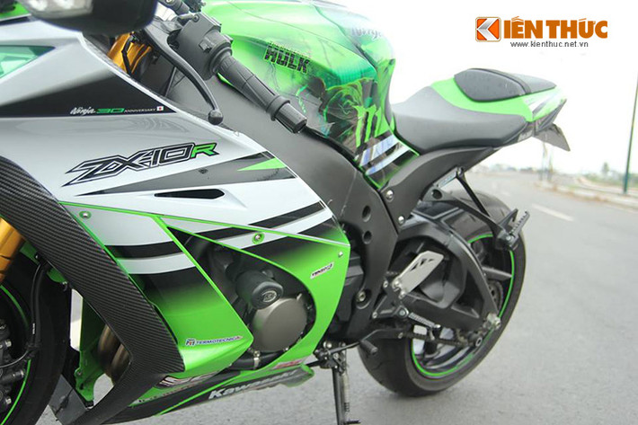Phiên bản đặc biệt khoác tấm áo xanh/trắng ngọc trai, tem mới của phiên bản này cùng với logo kỷ niệm 30 năm ra đời dòng Ninja.