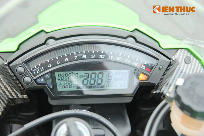 Màn hình kỹ thuật số trên ZX10R được thể hiện các thông số theo phong cách của chiếc xe đua.