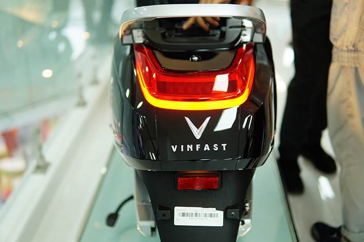 Xe máy điện Vinfast Klara mới được trang bị động cơ điện đến từ Bosch - một hãng chuyên sản xuất các thiết bị điện tử, động cơ chạy điện nổi tiếng đến từ Đức, cả viên pin và bộ sạc pin trên phiên bản dùng pin Lithium cũng đến từ hãng này nên có chất lượng rất cao.