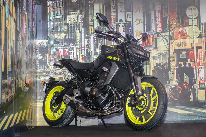 Hãng xe máy Yamaha vừa chính thức công bố một số thay đổi của dòng naked-bike MT-09 mới tại thị trường Malaysia. Cụ thể mẫu xe môtô Yamaha MT-09 2018 sẽ được trang bị một số thay đổi trong thiết kế và hệ thống treo mới, bên cạnh đó mức giá cũng không chênh lệch nhiều.