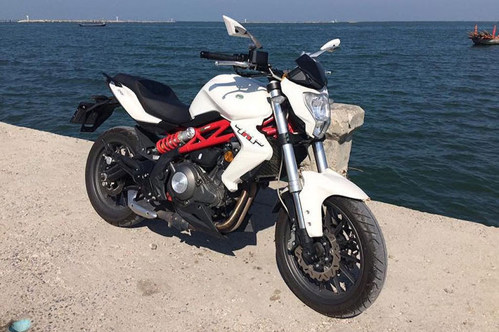 Xe Benelli BN302 giá rẻ sở hữu động cơ 2 xi-lanh cho tiếng nổ ấn tượng, đây là một mẫu mô tô phân khối lớn cho người mới chơi rất phổ biến tại châu Á. Tuy nhiên sau khi mang "mác tàu", dòng xe này lại ít khi được dân chơi quan tâm hơn so với những dòng nhe cùng phân khúc.