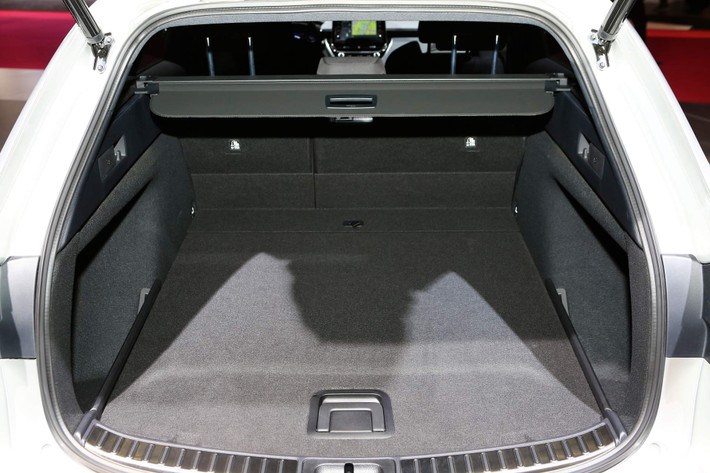 Việc hãng xe Nhật thay thế tên gọi Auris bằng Corolla có nguyên nhân đến từ sự mờ nhạt của cái tên Auris trong thị trường châu Âu và Anh Quốc. Quyết định lấy lại tên gốc cho Auris hứa hẹn sẽ giúp Toyota lấy lại vị thế của mình trong phân khúc hatchback và thương hiệu Corolla.
