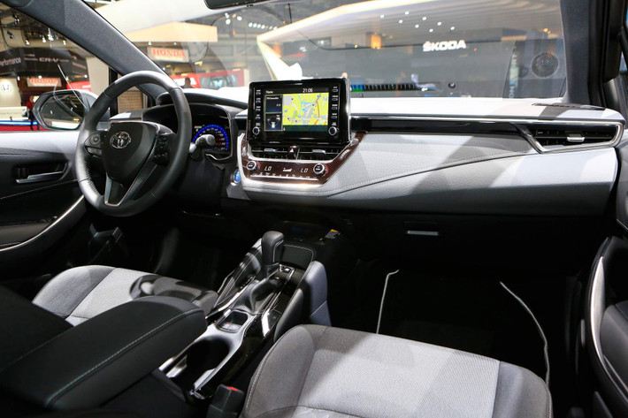 Nhờ sự giúp đỡ của công nghệ và khả năng sắp xếp nội thất, mẫu xe Toyota Corolla 2019 này cũng đã được nâng cấp thêm dung tích khoang hành lý từ 507 lít (trên bản Auris cũ) lên 598 lít (trên bản Corolla mới).