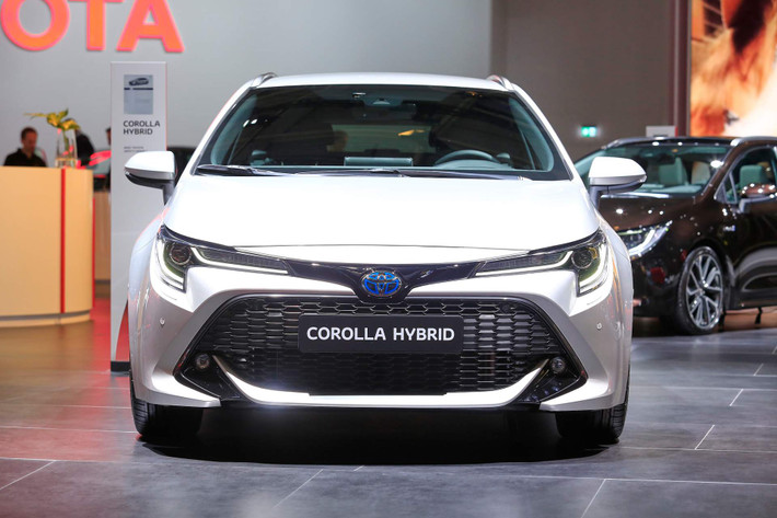 Toyota cũng nhấn mạnh về việc Corolla là cái tên bán chạy nhất thế giới. Đã có hơn 45 triệu chiếc Corolla bán ra kể từ khi giới thiệu lần đầu vào năm 1966. Việc thay thế Auris bằng Corolla sẽ còn khiến cho doanh số dòng xe này tăng cao hơn nữa (và trở nên bất bại).