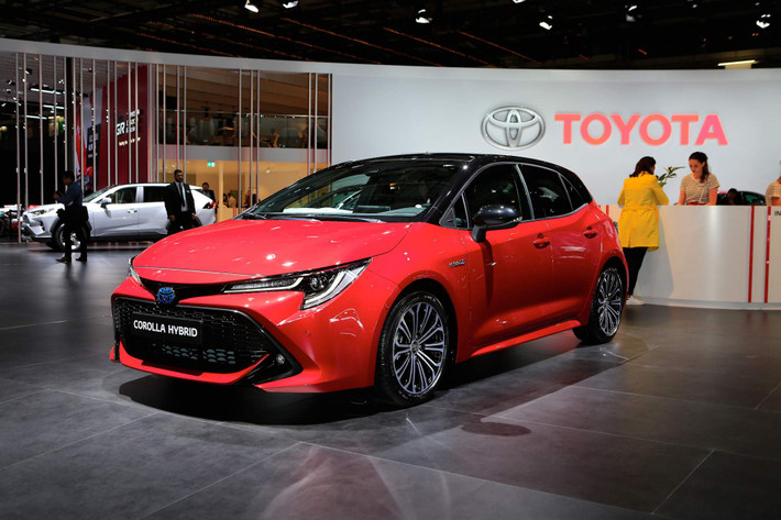Sự trở lại của các tên Toyota Corolla cũng đã đồng thời đánh dấu chiến lược ra mắt dòng động cơ hybrid mới và sự khai tử của động cơ dầu từ phía hãng xe Nhật Bản. Hai động cơ hybrid gồm một động cơ 1.8 L cho công suất 120 mã lực và mô men xoắn cực đại 142 Nm.
