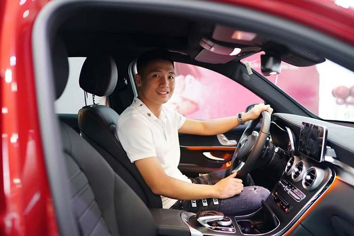 Nguồn cung cấp sức mạnh cho chiếc Mercedes-Benz GLC 300 này là khối động cơ xăng 4 xi-lanh thẳng hàng, dung tích 2.0 lít, tạo ra công suất tối đa 245 mã lực và mô-men xoắn cực đại 370 Nm. Động cơ kết hợp với hộp số tự động 9 cấp 9G-TRONIC và hệ dẫn động bốn bánh toàn thời gian 4Matic.