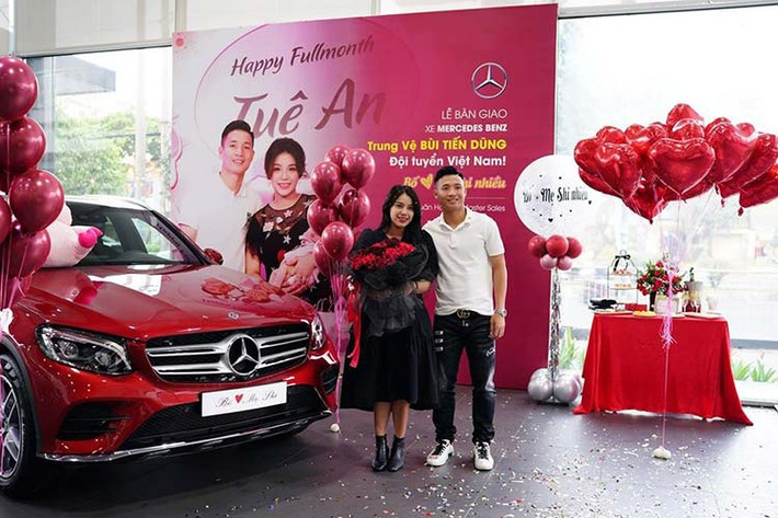 Qua những hình ảnh được chia sẻ trên mạng, có thể thấy chiếc xe mà trung vệ sinh năm 1995 này tặng cho vợ mang thương hiệu Mercedes-Benz GLC 300. Tại Việt Nam, giá xe Mercedes-Benz GLC 300 này hiện bán ra chính hãng khởi điểm khoảng 2,289 tỷ đồng.