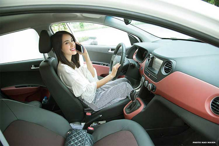 Những chi tiết nổi bật như nút bấm khởi động Start/Stop engine, chìa khóa thông minh Smartkey, gương chiếu hậu chống chói tự động & camera lùi (phiên bản sedan), vô lăng điều chỉnh 4 hướng tích hợp phím chức năng, ngăn chứa đồ có chức năng làm mát, sấy kính trước & sau, cửa sổ chỉnh điện chống kẹt, ghế sau có khả năng gập tạo mặt phẳng...