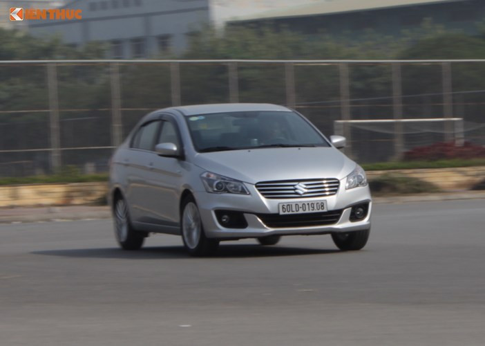 Hiện tai, mức giá niêm yết 488 triệu của Ciaz được Việt Nam Suzuki phân phối rẻ hơn rất nhiều so với Vios 1.5E CVT và City, khiến chiếc xe trở thành lựa chọn tốt nhất dành cho những người tiêu dùng thực dụng hiện nay. Nếu bạn là người không quan tâm tới giá trị thương hiệu nhưng vẫn muỗn có hiệu năng vận hành ổn định và những trang bị có sẵn tương đối hấp dẫn thì đây chắc chắn là lựa chọn hợp lý.