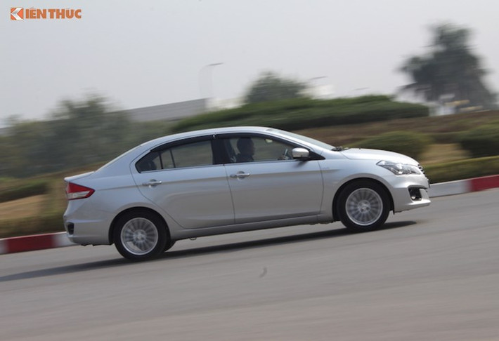 Thay vì hộp số tự động CVT như các đối thủ, Ciaz lại sở hữu hộp số tự động chỉ 4 cấp. Điều này đã khiến cho chiếc xe không chỉ có khả năng tăng tốc kém hơn, mà còn không "mượt mà" bằng. 3 cấp số đầu của chiếc xe có tỉ số truyền ngắn, trong khi cấp số cuối có tỉ số truyền dài hơn để có thể vận hành ổn định ở vòng tua thấp và tốc độ khoảng 100 km/h trên cao tốc.