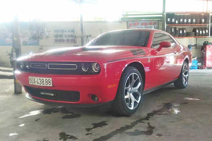 Xe được trang bị động cơ Pentastar V6, dung tích 3.6 lít, sản sinh công suất tối đa 305 mã lực tại vòng tua 6.350 vòng/phút và mô-men xoắn cực đại 362 Nm tại vòng tua 4.800 vòng/phút. Công nghệ an toàn gồm; hệ thống cảnh báo va chạm sớm, điều khiển hành trình thích ứng, giám sát điểm mù, cân bằng điện tử và trợ lực lái điện...