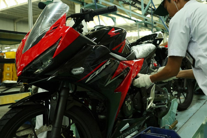 Với những thay đổi về màu sắc và các trang bị mới hấp dẫn hơn - dự tính sau khi ra mắt, Honda CBR150R 2019 sẽ cạnh tranh sòng phẳng với hai đối thủ đồng hương là Yamaha R15 V3 hay Suzuki GSX-R150.
