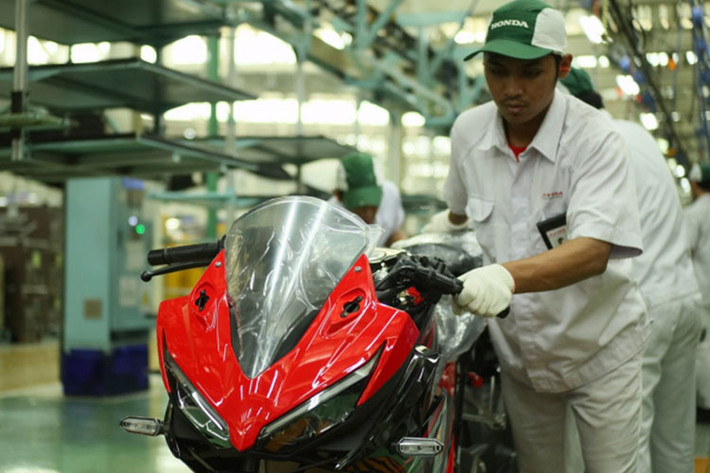 Mới đây, hãng xe máy đình đám Nhật Bản đã thực hiện việc ra mắt mẫu xe Sport bike thành thị cỡ nhỏ Honda CBR150R đời 2019. Mẫu xe mới này đi kèm một số thay đổi đáng giá cùng 4 màu sơn hoàn toàn mới tại thị trường Indonesia và dự tính sẽ sớm được đưa về Việt Nam vào đầu năm tới.