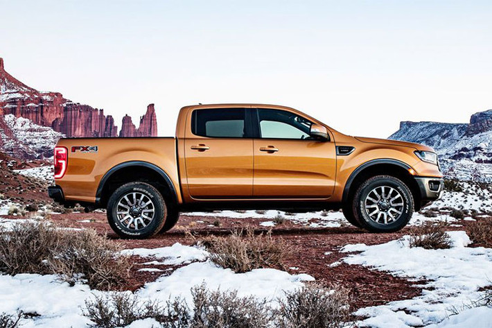 Bù lại, xe được trang bị khá tốt ngay từ bản tiêu chuẩn XL SuperCab. Theo hãng Ford, Ranger XL SuperCab 2019 sẽ có lưới tản nhiệt màu đen, cản trước bằng nhựa màu đen và bộ vành thép 16 inch. Bên trong Ford Ranger 2019 bản tiêu chuẩn tại Mỹ có những trang bị cơ bản như ghế bọc nỉ, sàn phủ vinyl màu đen và hệ thống âm thanh AM/FM 4 loa.