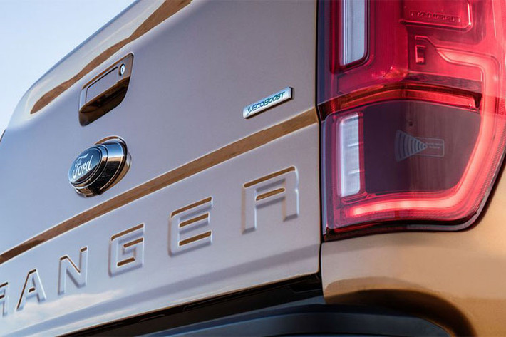Bước vào bên trong Ford Ranger XLT 2019, người lái sẽ được chào đón bằng gương chiếu hậu chống chói, thảm sàn phối màu, hệ thống thông tin giải trí SYNC, ổ điện AC 110 V, hệ thống kết nối WiFi FordPass Connect 4G và màn hình 4,2 inch dạng màu ở bảng đồng hồ.