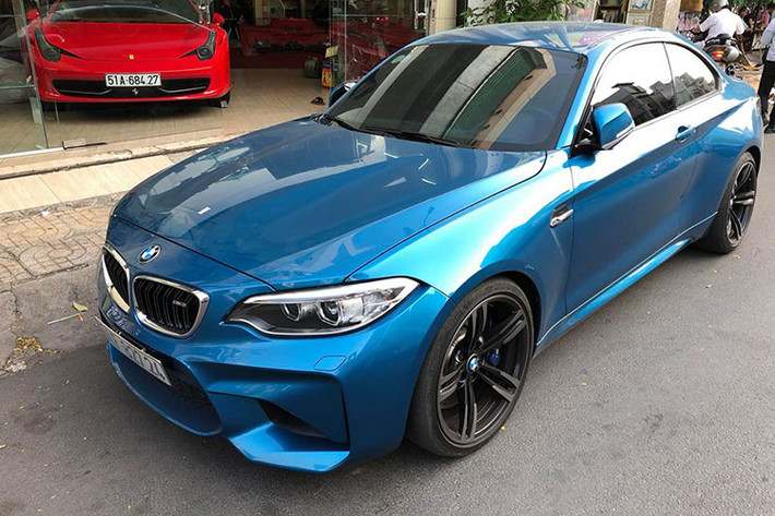 Theo một số nguồn tin, chiếc xe thể thao BMW M2 màu xanh độc đáo này khi về garage của Cường Đô la bao nhiêu, chỉ biết rằng, chiếc xe thể thao hiệu suất cao này đã được đưa về nước lần đầu tiên vào khoảng tháng 6/2016 với mức giá công bố chính hãng là hơn 3 tỷ đồng.