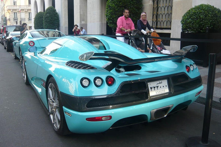 Chiếc siêu xe Koenigsegg CCXR này nổi tiếng nhờ sở hữu màu xanh lam độc nhất. Hơn hết, nó từng thuộc sở hữu của Hoàng thân, cựu Thủ tướng Qatar, Sheikh Hamad Bin Jassim Bin Jabr Al-Thani.
