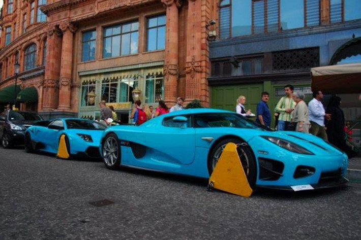 Năm 2010, chiếc xe Koenigsegg CCXR của cựu Thủ tướng Qatar này đã bị cảnh sát khóa bánh vì đỗ xe trái phép ở London, Anh.