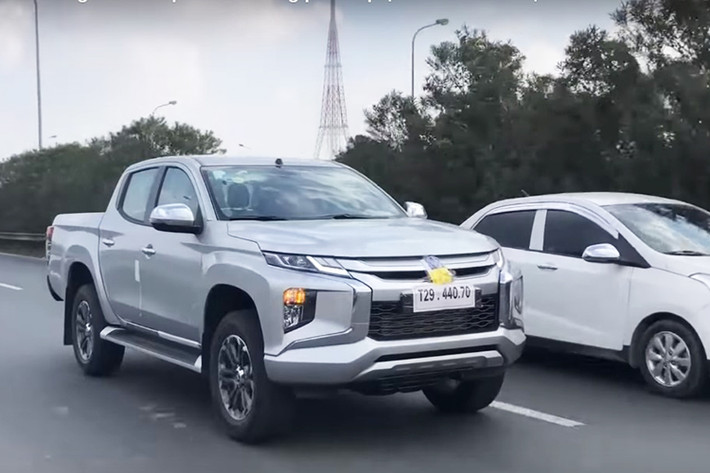 Bán tải Mitsubishi Triton 2019 chính thức được giới thiệu ra thị trường thế giới thông qua triển lãm ôtô Bangkok 2018, Thái Lan vào tháng 11 vừa qua. Mới đây, một vài hình ảnh cho thấy mẫu bán tải này đã xuất hiện tại Việt Nam khi đang lăn bánh chạy thử trên đại lộ Thăng Long, Hà Nội.