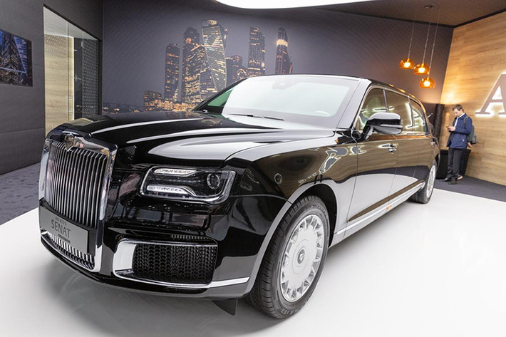 Vào ngày 23/8 vừa qua, thương hiệu xe sang "Xứ Bạch Dương" - Aurus đã chính thức khai trương Showroom trưng bày đầu tiên của hãng tại thủ đô Moscow trong sự hân hoan của giới chức, ban lãnh đạo và nhân dân nước Nga. Đáng chú ý nhất chính là sự xuất hiện của mẫu xe sang Aurus Senat mới, đối thủ của Rolls-Royce.