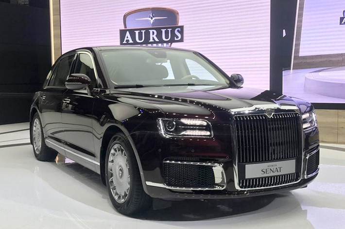 Cái tên Aurus được ghép từ hai từ khác nhau. Trong đó ‘’Au’’ được viết tắt từ ‘’Aurum’’, có nghĩa là ‘’vàng’’ trong tiếng Latin. ‘’Rus’’ còn lại viết tắt từ ‘’Russian’’ là nước Nga. Tương tự mẫu xe limousine mới của Tổng thống Nga, Aurus Senat phiên bản thương mại cũng được phát triển dựa trên cơ sở khung gầm dạng mô-đun do Nami phát triển.