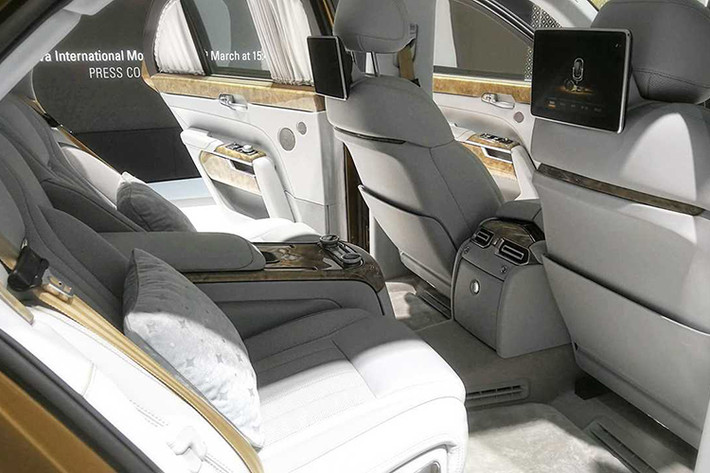 Những chi tiết đáng chú ý khác bên trong "Rolls-Royce của người Nga" bao gồm vô lăng 2 chấu bọc da, cửa gió điều hòa gợi liên tưởng đến ô tô Bentley... Xe còn được trang bị cả hệ thống đèn viền LED với 8 chế độ, ghế sau có thể ngửa, ngăn làm lạnh đồ uống tích hợp và bộ ly pha lê của thương hiệu Aurus.