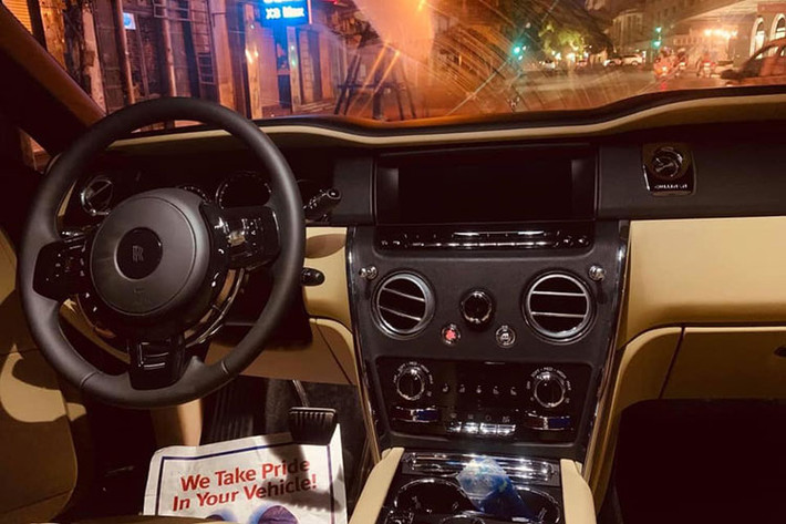 Bên trong nội thất của xe xa xỉ không kém đàn anh Phantom, ghế lái có tính năng sưởi và thông khí để đảm bảo cảm giác thoải mái nhất cho người lái, bảng đồng hồ kỹ thuật số thế hệ mới nhất và vô lăng bọc da/ốp gỗ hàng hiệu. Xe được trang bị vô lăng dày dặn và nhỏ hơn. Trong khi đó, trên mặt táp-lô lần đầu tiên xuất hiện màn hình cảm ứng trung tâm dành cho hệ thống thông tin giải trí...