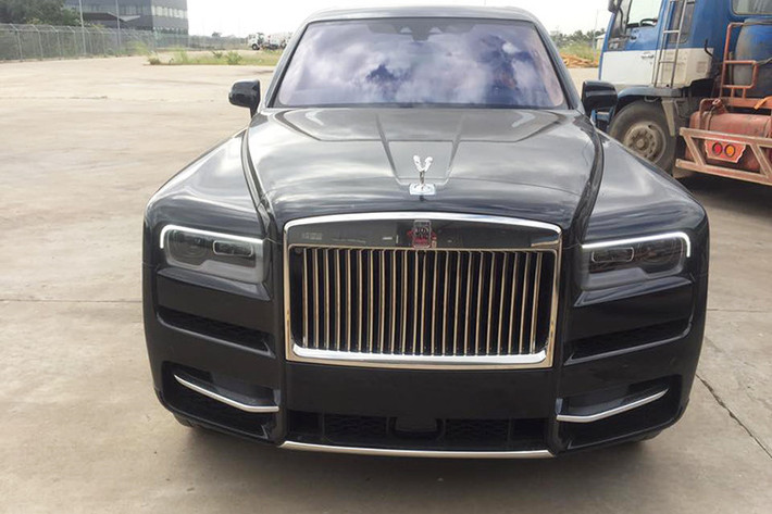 Hiện tại, những chiếc SUV siêu sang Rolls-Royce Cullinan về Việt Nam được nhập khẩu không chính hãng. Vẫn chưa rõ mức giá bán của chiếc Rolls-Royce Cullinan mới ra biển trắng này. Tại đại lý chính hãng Rolls-Royce tại Việt Nam chào giá bán Rolls-Royce Cullinan bắt đầu từ 41 tỷ đồng cho bản tiêu chuẩn, bản cao cấp nhất lên đến hơn 52 tỷ đồng.
