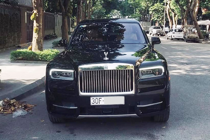 Đây là chiếc SUV siêu sang Rolls-Royce Cullinan đầu tiên tại Việt Nam ra biển trắng. Những hình ảnh chụp lại chiếc SUV siêu sang Rolls-Royce Cullinan này đeo biển 30F mới được chia sẻ lên mạng xã hội trong sáng hôm nay, ngày 29/6/2019 nhận được nhiều lời chúc mừng và chia sẻ.